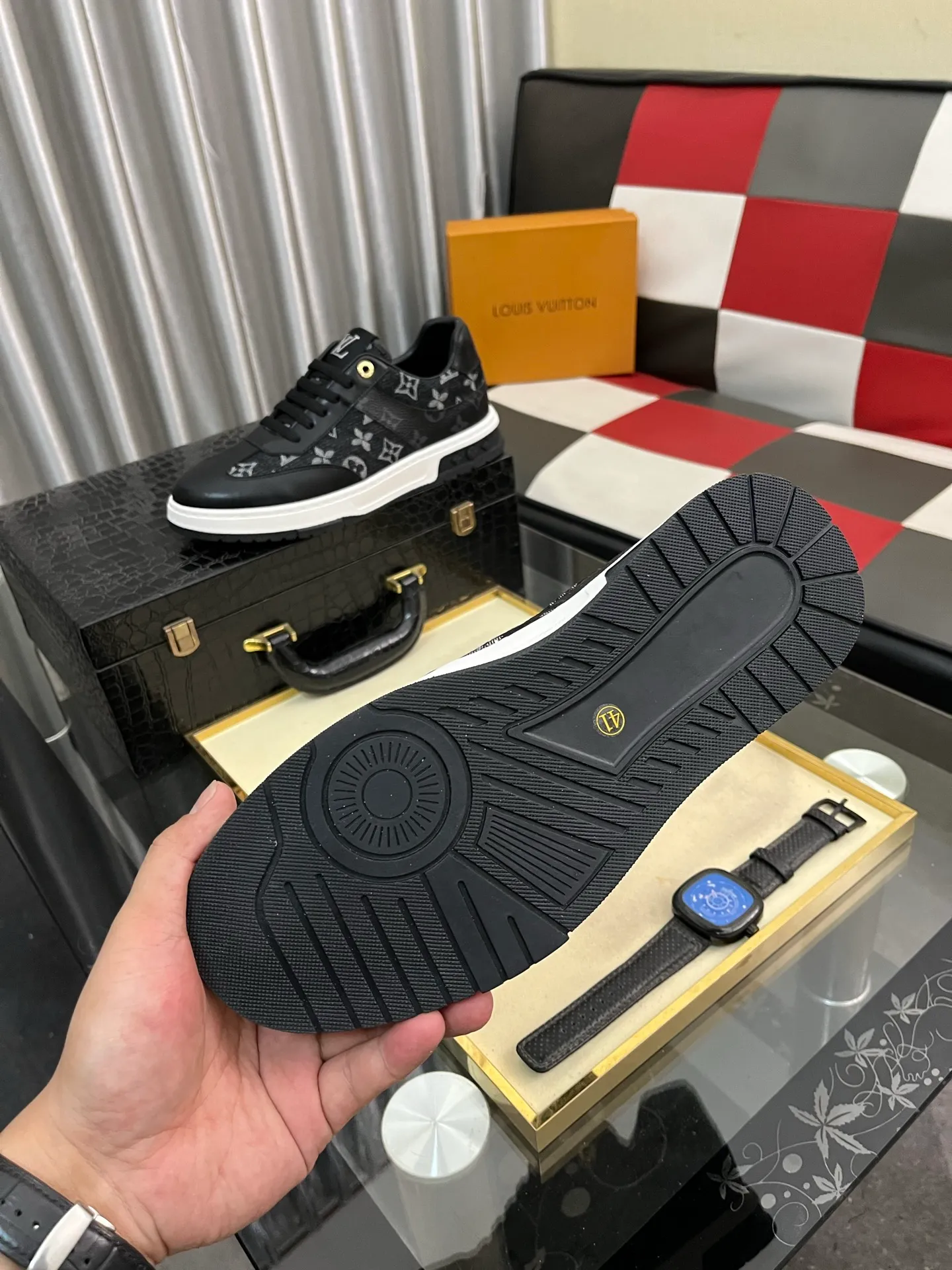 Men's shoes 💰400⌚️⌚️《Louis vuitton/LV Louis Vuitton》original quality.~ Unique modern style sneakers. 🏃A must-have casual shoe for trendy men😍😍 Original brand imported from Italy, imported original leather, cowhide lining (refuses to discolor and grind feet) sole: original sole provided by the original factory, French lazy style design ⚠️Fit to the feet, original quality, super comfortable original sole. Code number: 38-442️⃣Colors available